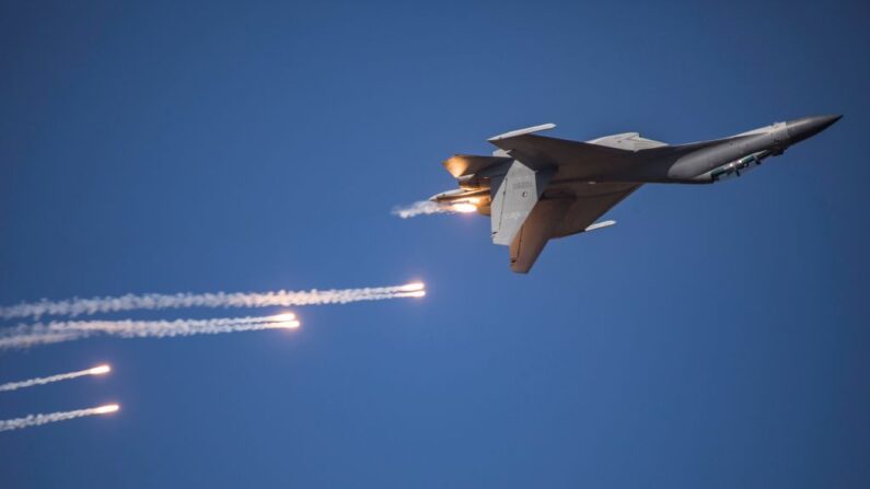 Avión de combate J-16 volando durante el Día Abierto de Aviación de la Fuerza Aérea del Ejército Popular de Liberación de China en Changchun, en la provincia nororiental china de Jilin,  el 17 de octubre de 2019. (STR/AFP vía Getty Images)
