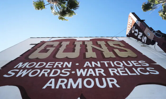 Se coloca un letrero en la tienda de armas Martin B. Retting Inc. en Culver City, California, el 24 de marzo de 2020. (Mario Tama/Getty Images)
