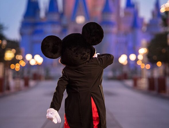 En esta foto facilitada por Walt Disney World Resort, Mickey Mouse camina por Main Street, U.S.A. justo antes del amanecer en Walt Disney World Resort el 11 de julio de 2020 en Lake Buena Vista, Florida. (Kent Phillips/Walt Disney World Resort vía Getty Images)