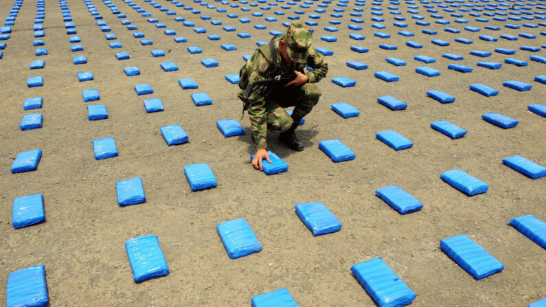 Un policía ordena los paquetes de una incautación de dos toneladas de marihuana durante una rueda de prensa el 20 de septiembre de 2008, en Cali, departamento del Valle del Cauca, Colombia. (Carlos Julio Martinez/AFP vía Getty Images)