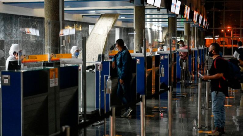 Varias personas se registran en el aeropuerto local Enrique Olaya Herrera, en Medellín, Colombia, el 1 de septiembre de 2020. (Joaquin Sarmiento/AFP vía Getty Images)