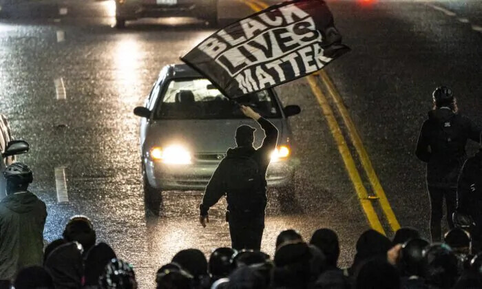 Un manifestante ondea una bandera de Black Lives Matter durante las protestas en Seattle, Washington, el 3 de noviembre de 2020. (David Ryder/Getty Images)
