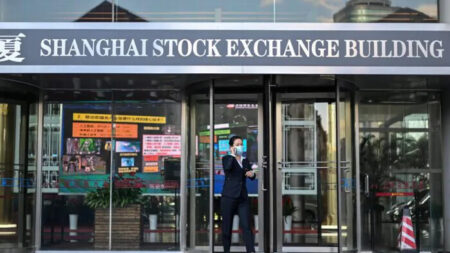 El PCCh reemplazó al jefe del regulador de valores y restringió las ventas en corto ante la crisis bursátil