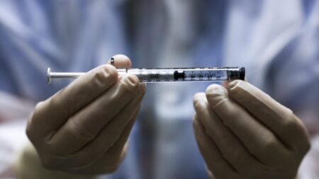 Vacunas contra COVID-19 podrían causar el desarrollo de parálisis de Bell, según estudio