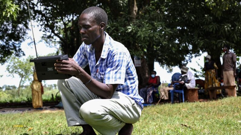 Un residente de la aldea de Lukodi, Uganda, donde decenas de personas fueron asesinadas en 2004 por el Ejército de Resistencia del Señor, pone una radio para escuchar una sentencia de la Corte Penal Internacional (CPI) por los crímenes de guerra, el 6 de mayo de 2021. (Badru Katumba/ AFP vía Getty Images)