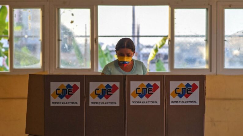 En una imagen de archivo una mujer vota en Barinas, Venezuela, el 9 de enero de 2022. (Federico Parra/AFP vía Getty Images)
