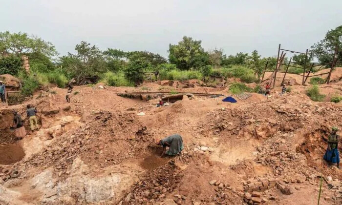 La empresa australiana AVZ Minerals Limited opera esta mina de litio en la región de Manono en la República Democrática del Congo, que se muestra en mayo de 2022. (Junior Kannah/AFP a través de Getty Images)
