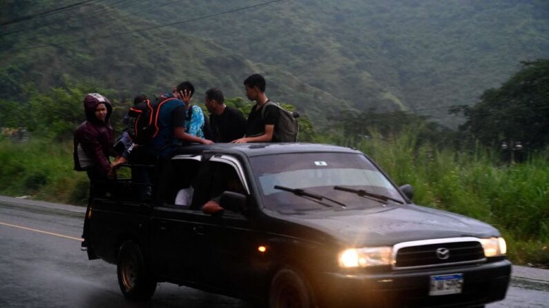 Migrantes inician su viaje en caravana hacia El Florido, en la frontera entre Honduras y Guatemala, rumbo a Estados Unidos, en San Pedro Sula, Honduras, el 20 de octubre de 2022. (ORLANDO SIERRA/AFP vía Getty Images)