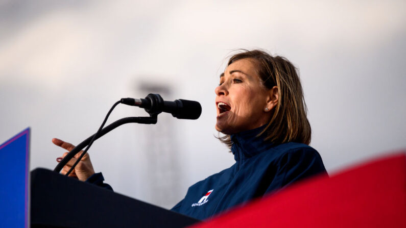 La gobernadora Kim Reynolds habla durante un acto de campaña en el aeropuerto de Sioux Gateway el 3 de noviembre de 2022 en Sioux City, Iowa. (Stephen Maturen/Getty Images)