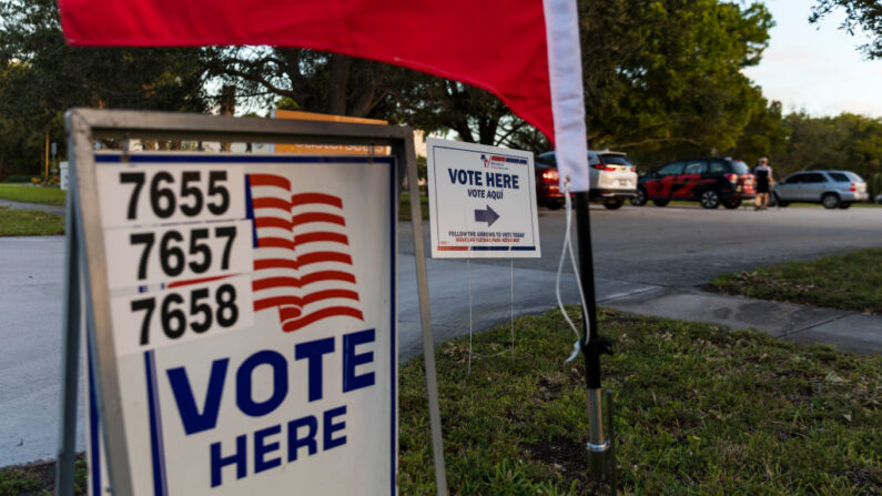 Carteles de Vote Here se muestran en un colegio electoral el 8 de noviembre de 2022 en West Palm Beach, Florida. (Saul Martinez/Getty Images)