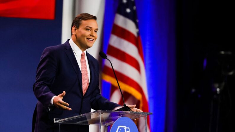 El representante electo George Santos (R-N.Y.) habla en la Reunión Anual de Liderazgo de la Coalición Judía Republicana en Las Vegas, el 19 de noviembre de 2022. (Wade Vandervort/AFP vía Getty Images)