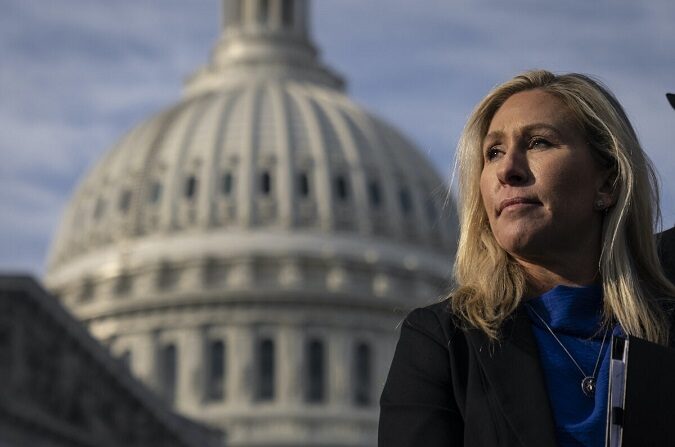 La representante Marjorie Taylor Greene (R-Ga.)  espera para hablar durante una rueda de prensa frente al Capitolio de EE.UU. en Washington el 1 de febrero de 2023. (Drew Angerer/Getty Images)
