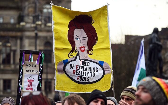 Una manifestante sostiene una pancarta mientras asiste a la concentración "Dejemos hablar a las mujeres" en George Square, Glasgow, Escocia, el 5 de febrero de 2023. (Andy Buchanan/AFP)

