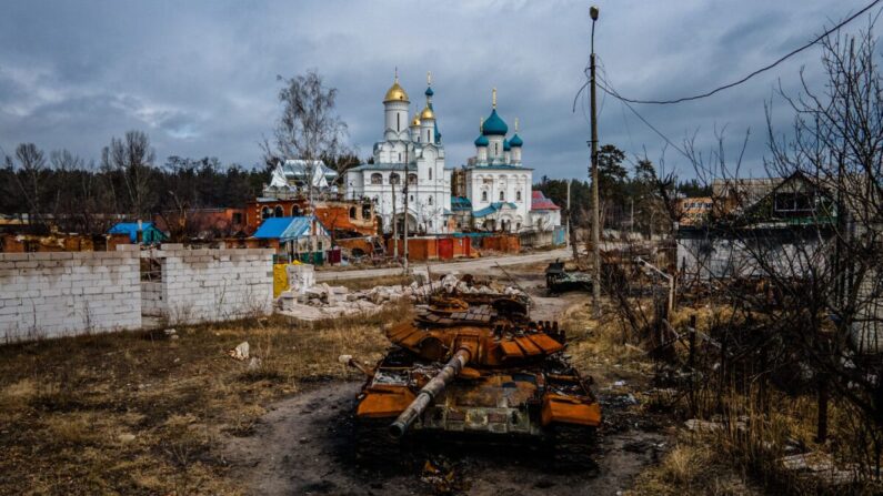 Un tanque ruso T-72 destruido se ve cerca de la iglesia Pokrovy Presvyatoyi Bohorodytsi, en la ciudad de Svyatohirs'k, región de Donetsk, Ucrania, el 1 de marzo de 2023. (Ihor Tkachov/AFP vía Getty Images)