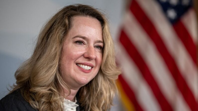 La directora general de la Organización Internacional para las Migraciones (OIM), la estadounidense Amy Pope, gesticula durante una entrevista con la AFP en Ginebra, el 13 de marzo de 2023. (Fabrice Coffrini/AFP vía Getty Images)