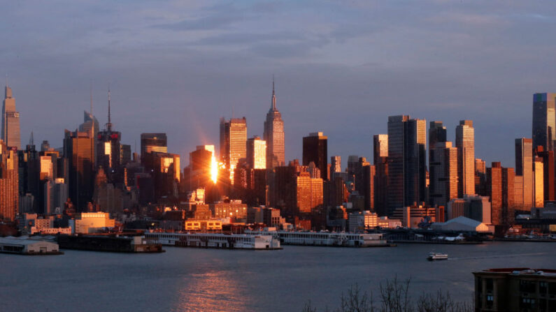 El sol poniente se refleja en el horizonte del centro de Manhattan, Nueva York, visto desde el otro lado del río Hudson en Weehawken, Nueva Jersey, el 22 de marzo de 2023. (Leonardo Munoz/AFP vía Getty Images)