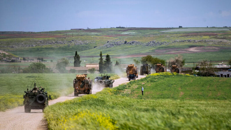 Vehículos militares turcos y rusos patrullan en el campo de Rumaylan (Rmeilan), en la provincia nororiental siria de Hasakeh, fronteriza con Turquía, el 27 de abril de 2023. (Delil Souleiman/AFP vía Getty Images)