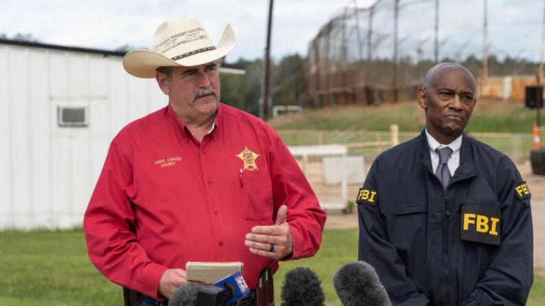 El sheriff del condado de San Jacinto, Greg Capers, y el agente especial a cargo del FBI en Houston, James Smith, hablan con los medios de comunicación cerca de la escena del crimen donde cinco personas, entre ellas un niño de 8 años, murieron tras un tiroteo en el interior de una vivienda el 29 de abril de 2023 en Cleveland, Texas. (Go Nakamura/Getty Images)