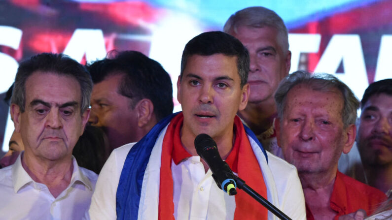 El candidato presidencial paraguayo por el Partido Colorado, Santiago Peña, habla tras ganar las elecciones presidenciales en Asunción (Paraguay) el 30 de abril de 2023. (Noberto Duarte/AFP vía Getty Images)