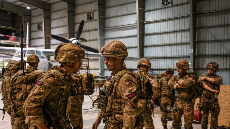 En esta imagen facilitada por el Ministerio de Defensa, se ve a personal militar del Reino Unido preparándose para partir en un avión de la RAF desde la base aérea de Wadi Seidna con destino a Chipre, el 30 de abril de 2023 en Omdurman, Sudán. (MoD Crown Copyright vía Getty Images)
