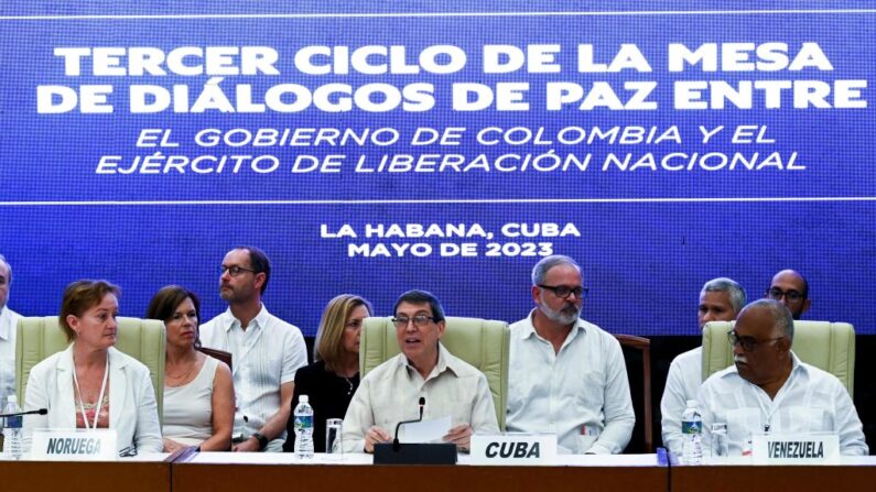 El ministro cubano de Asuntos Exteriores, Bruno Rodríguez (c), habla durante el inicio del tercer ciclo de negociaciones de paz entre el gobierno de Colombia y la guerrilla del ELN, en La Habana (Cuba), el 2 de mayo de 2023. (Yamil Lage/AFP vía Getty Images)