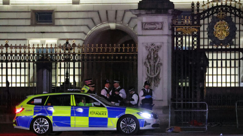 La policía en la escena fuera del Palacio de Buckingham después de que un hombre fue arrestado y una explosión controlada posterior se llevó a cabo el 2 de mayo de 2023 en Londres, Inglaterra. (Belinda Jiao/Getty Images)