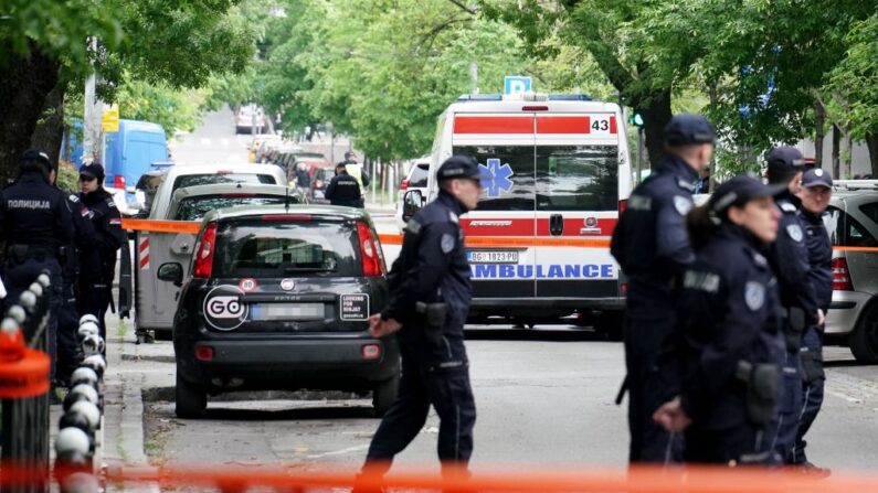 Ambulancias y agentes de policía llegan tras un tiroteo en una escuela de la capital Belgrado de Serbia, el 3 de mayo de 2023. (Oliver Bunic/AFP vía Getty Images)