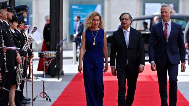 Santiago Abascal critica «alfombra roja» para «terrorista no arrepentido» como el presidente Petro