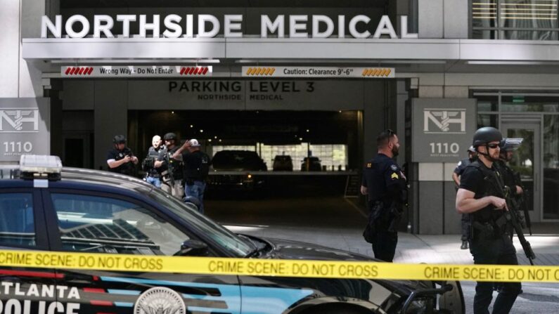 Agentes de la ley patrullan la zona después de que un hombre disparara a cuatro personas en un edificio de Atlanta, Georgia (EE.UU.), el 3 de mayo de 2023. (Elijah Nouvelage/AFP vía Getty Images)