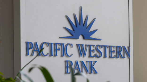 PacWest vuelve a hundirse en bolsa tras revelar que sus depósitos cayeron la semana pasada