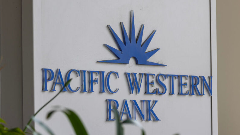 Un signo Pacific Western Bank se ve el 4 de mayo de 2023 en Los Ángeles, California. (David McNew/Getty Images)