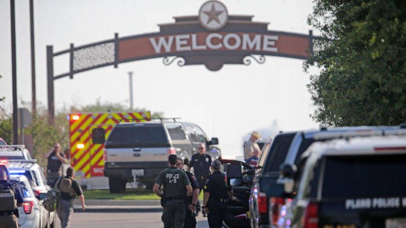 Personal de emergencia trabaja en la escena de un tiroteo en Allen Premium Outlets el 6 de mayo de 2023 en Allen, Texas. (Stewart F. House/Getty Images)