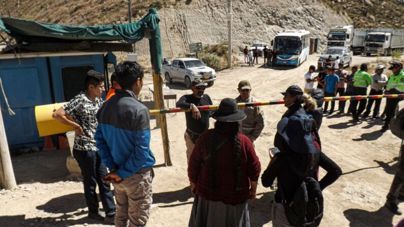 Familiares de mineros esperan a la entrada de la mina La Esperanza, donde murieron al menos 27 personas en el distrito de Yanaquihua, en Arequipa, sur de Perú, el 7 de mayo de 2023. (AFP vía Getty Images)