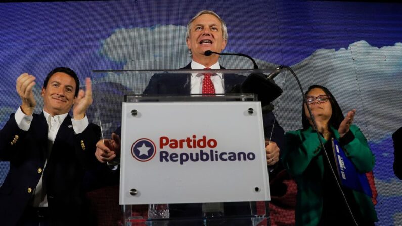 El ex candidato presidencial chileno y fundador del derechista Partido Republicano, José Antonio Kast (c), habla con la prensa sobre la victoria de sus candidatos durante las elecciones para elegir a los miembros de un Consejo Constitucional que redactará una nueva propuesta de Constitución, en la sede del Partido Republicano en Santiago (Chile), el 7 de mayo de 2023. (Javier Torres/AFP vía Getty Images)