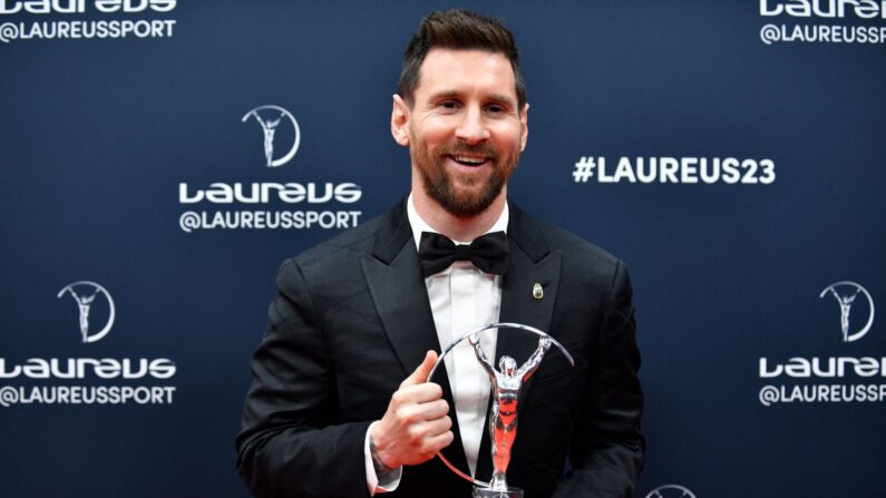 El futbolista argentino Lionel Messi posa con su premio Laureus al Deportista Mundial del Año durante la ceremonia de entrega de los Premios Laureus del Deporte Mundial 2023 en París, el 8 de mayo de 2023. (Julien De Rosa/AFP vía Getty Images)