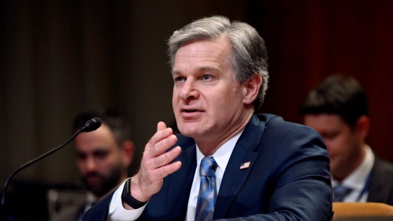 El director del FBI, Christopher Wray, declara ante un subcomité de Asignaciones del Senado sobre la solicitud de presupuesto del presidente para la agencia en 2024, en Washington, DC, el 10 de mayo de 2023. (OLIVIER DOULIERY/AFP vía Getty Images)