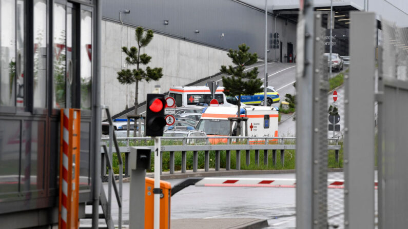 Coches de la policía y de los equipos de rescate delante de la Fábrica 56 de la planta del fabricante alemán de automóviles Mercedes-Benz en Sindelfingen, sur de Alemania, tras los disparos contra la planta el 11 de mayo de 2023. (Thomas Kienzle/AFP vía Getty Images)