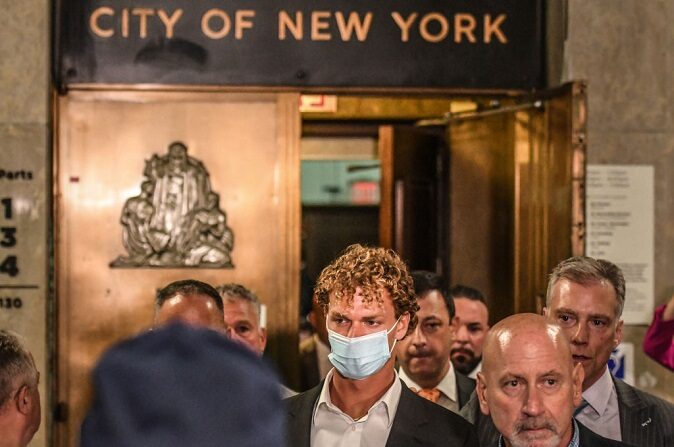 Daniel Penny abandona el Tribunal Penal de Manhattan tras su comparecencia el 12 de mayo de 2023 en Nueva York. (Stephanie Keith/Getty Images)