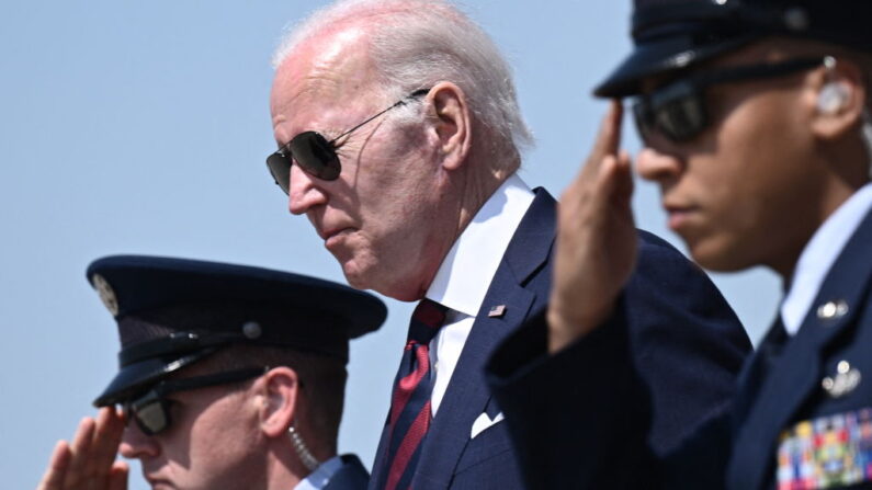 El presidente estadounidense Joe Biden desembarca del Air Force One en la Base Conjunta Andrews en Maryland el 15 de mayo de 2023, a su regreso de un viaje a Delaware y Pensilvania. (BRENDAN SMIALOWSKI/AFP vía Getty Images)