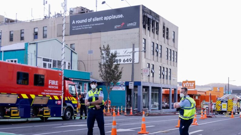 La policía monta guardia en el lugar de un incendio en el edificio del albergue Loafers Lodge en Wellington (Nueva Zelanda) el 16 de mayo de 2023. (Marty Melville/AFP vía Getty Images)