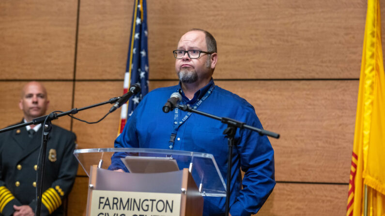 El alcalde de Farmington, Nate Duckett, se encuentra en el podio durante una conferencia de prensa para dar detalles sobre un tiroteo masivo en el que un hombre armado disparó al azar a la gente en N Dustin Avenue el 16 de mayo de 2023 en Farmington, Nuevo México. (Roberto E. Rosales/Getty Images)
