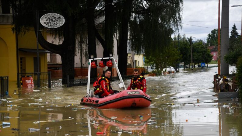 Bomberos voluntarios cruzan con su bote una calle inundada por el río Savio en el distrito Ponte Vecchio de Cesena, en el centro-este de Italia, el 17 de mayo de 2023. (Alessandro Serrano/AFP vía Getty Images)
Bomberos voluntarios cruzan con su bote una calle inundada por el río Savio en el distrito Ponte Vecchio de Cesena, en el centro-este de Italia, el 17 de mayo de 2023. (Alessandro Serrano/AFP vía Getty Images)