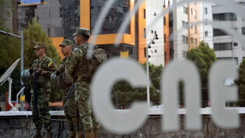 Soldados custodian las instalaciones del Consejo Nacional Electoral (CNE) de Ecuador, en Quito, el 17 de mayo de 2023. (Rodrigo Buendia/AFP vía Getty Images)