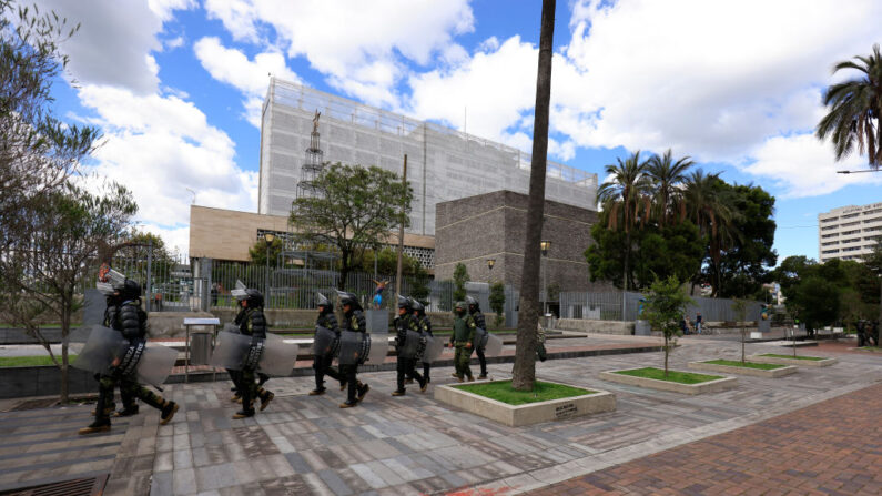 Oficiales del ejército ecuatoriano patrullan frente a la Asamblea Nacional el 17 de mayo de 2023 en Quito, Ecuador. (Franklin Jacome/Getty Images)