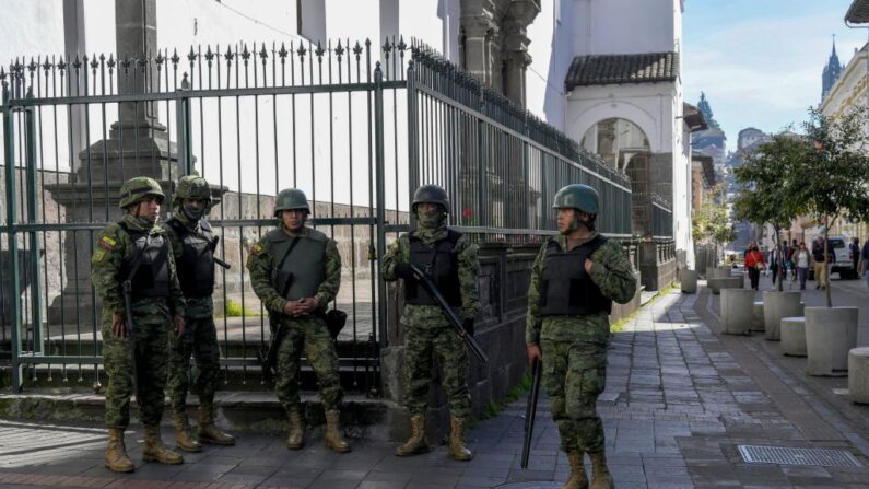 Militares custodian el Palacio de Carondelet, sede del Gobierno, en Quito (Ecuador), el 18 de mayo de 2023. (Rodrigo Buendia/AFP vía Getty Images)
