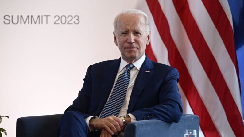 El presidente de EE.UU., Joe Biden, asiste a una reunión bilateral con el primer ministro de Australia, Anthony Albanese, en el marco de la Cumbre de Líderes del G7 en Hiroshima, el 20 de mayo de 2023. (Brendan Smialowski/AFP vía Getty Images)