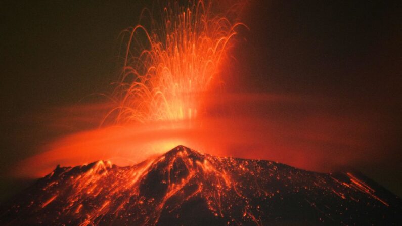 Materiales incandescentes, ceniza y humo son arrojados por el volcán Popocatépetl en San Nicolás de los Ranchos, estado de Puebla, México, el 20 de mayo de 2023. (Osvaldo Cantero/AFP vía Getty Images)