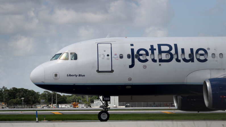 Un avión de JetBlue se prepara para despegar del Aeropuerto Internacional Fort Lauderdale-Hollywood el 16 de julio de 2020 en Fort Lauderdale, Florida. (Joe Raedle/Getty Images)