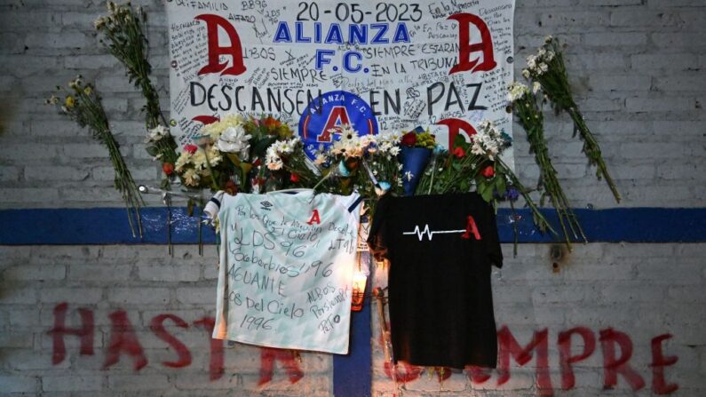 Un monumento improvisado para las víctimas de una estampida en el estadio Cuscatlán de San Salvador (El Salvador) el 21 de mayo de 2023. (Marvin Recinos/AFP vía Getty Images)