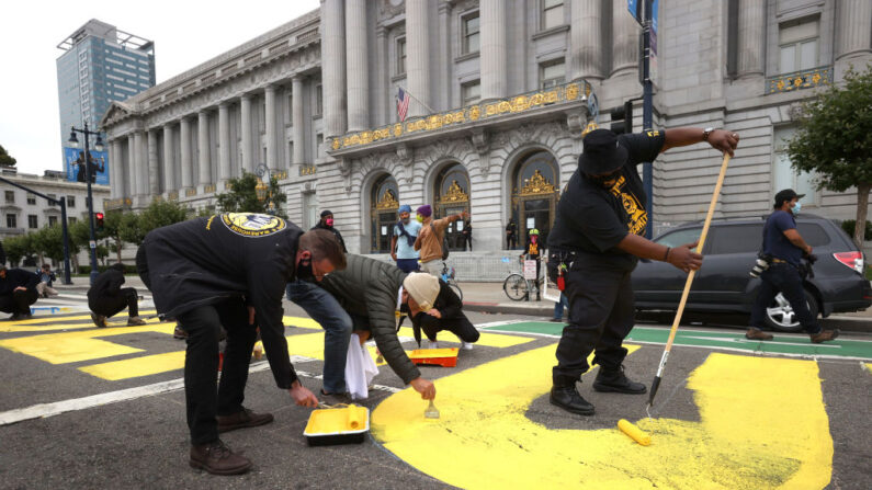 Manifestantes frente al Ayuntamiento de San Francisco, en San Francisco, California, el 20 de julio de 2020. (Justin Sullivan/Getty Images)